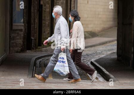 Dundee, Tayside, Schottland, Großbritannien. Mai 2020. UK Wetter: Bedeckter feuchter Tag mit einigen Sonneneinflüssen in Dundee, Schottland, maximale Temperatur 21 Grad Die schottische Regierung hat deutlich gemacht, dass einige der wichtigsten Einzelhandelsgeschäfte und Geschäfte im Stadtzentrum nur für Schlüsselarbeiter und wichtige Käufer geöffnet sein werden, aber die Menschen müssen soziale Distanz zueinander bewahren und Schutzmaske tragen. Quelle: Dundee Photographics/Alamy Live News Stockfoto