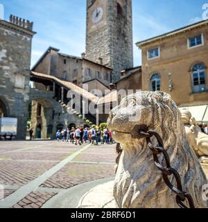 Piazza Vecchia in Citta Alta, Bergamo, Italien. Alte Architektur der Altstadt oder Oberstadt in Bergamo. Steinlöwe ist eine Dekoration von Vintage-Fountai Stockfoto