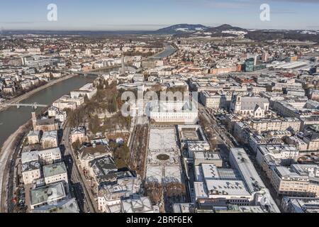 Luftaufnahme des verschneiten Schlosses Mirabelle in der Salzburger Innenstadt am Wintermorgen Stockfoto