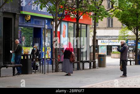 Dundee, Tayside, Schottland, Großbritannien. Mai 2020. UK Wetter: Bedeckter feuchter Tag mit einigen Sonneneinflüssen in Dundee, Schottland, maximale Temperatur 21 Grad Die schottische Regierung hat deutlich gemacht, dass einige große Banken und Einzelhandelsgeschäfte einschließlich praktischer Geschäfte im Stadtzentrum nur für Schlüsselarbeiter und wichtige Einkäufer geöffnet sein werden, aber die Menschen müssen soziale Distanz zueinander bewahren und Schutzmaske tragen. Quelle: Dundee Photographics/Alamy Live News Stockfoto