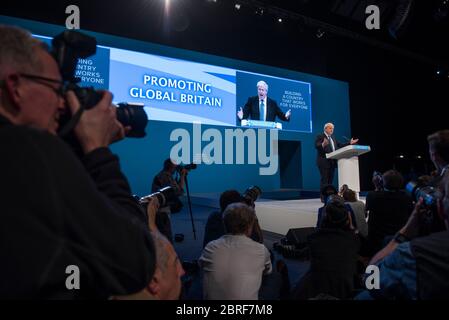 Boris Johnson spricht während der Konferenz der Konservativen Partei, als er War 2017 Außenminister Stockfoto