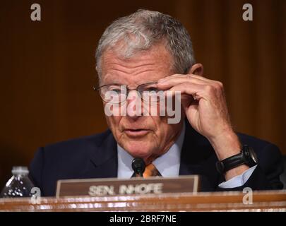 US-Senator Jim Inhofe (Republikaner von Oklahoma) hält Eröffnungsansprache bei einer Anhörung mit dem Titel "Aufsicht über die Umweltschutzbehörde" im Dirksen Senatsgebäude am 20. Mai 2020 in Washington, DC. Andrew Wheeler, Administrator der United States Environmental Protection Agency (EPA) wird nach der Einführung der Vorschriften durch die Environmental Protection Agency seit Beginn der Pandemie im März gefragt. Quelle: Kevin Dietsch/Pool via CNP/MediaPunch Stockfoto