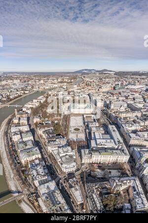 Luftaufnahme des verschneiten Schlosses Mirabelle in der Salzburger Innenstadt am Wintermorgen Stockfoto