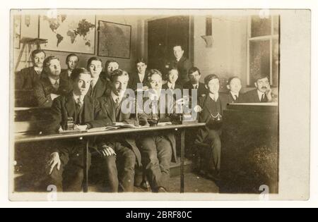 Postkarte einer technischen Schule, Wissenschaftsklasse in einem Labor, Physikunterricht, junge Männer, datiert 1914, Großbritannien Stockfoto