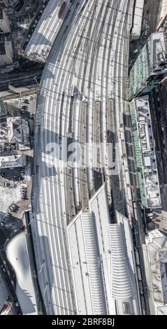 Luftaufnahme des Salzburger Bahnhofs mit schneebedeckten Schienen am Wintermorgen Stockfoto