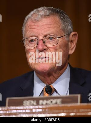 US-Senator Jim Inhofe (Republikaner von Oklahoma) hält Eröffnungsansprache bei einer Anhörung mit dem Titel "Aufsicht über die Umweltschutzbehörde" im Dirksen Senatsgebäude am 20. Mai 2020 in Washington, DC. Andrew Wheeler, Administrator der United States Environmental Protection Agency (EPA) wird nach der Einführung der Vorschriften durch die Environmental Protection Agency seit Beginn der Pandemie im März gefragt. Quelle: Kevin Dietsch/Pool via CNP/MediaPunch Stockfoto