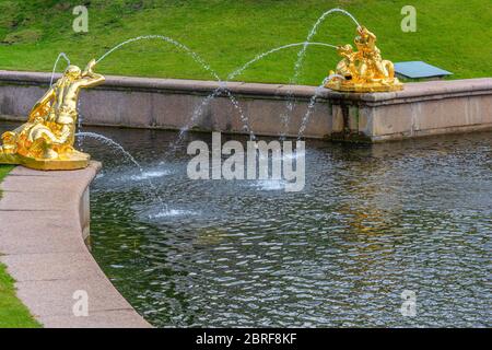 Peterhof, paarige Brunnen Nymphe mit Triton am Anfang des Bolschoy (Samsonovsky) Kanals, dem berühmten Grand Brunnen Stockfoto