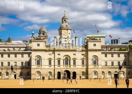London / UK - Mai 15 2020: London in Lockdown: Horse Guards Building ist fast leer, nur eine Handvoll Leute sind da Stockfoto