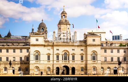 London / UK - Mai 15 2020: London in Lockdown: Horse Guards Building ist fast leer, nur eine Handvoll Leute sind da Stockfoto