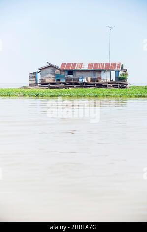 Schwimmendes Haus im schwimmenden Dorf Kompong Luong. Krakau, Kambodscha, Südostasien Stockfoto