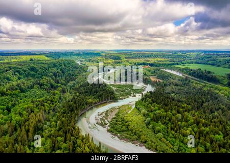 Luftaufnahme der kurvigen Isar an einem sonnigen, aber wolkigen Tag von fast 100 m von oben in südbayern. Schöne Natur im Frühling Stockfoto