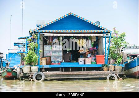 Schwimmender Laden im schwimmenden Dorf Kompong Luong. Krakau, Kambodscha, Südostasien Stockfoto