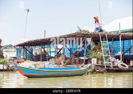 Schwimmende Arbeitsstation und Flussboot im schwimmenden Dorf Kompong Luong. Krakau, Kambodscha, Südostasien Stockfoto