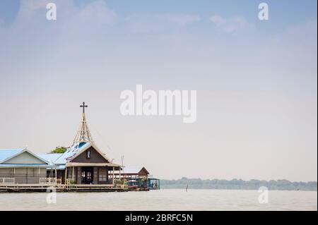 Schwimmende Kirche im schwimmenden Dorf Kompong Luong. Krakau, Kambodscha, Südostasien Stockfoto