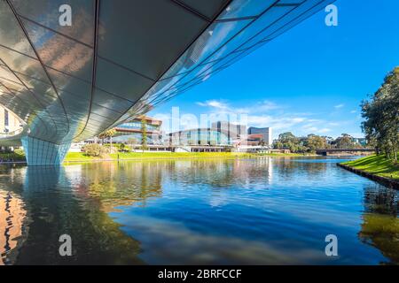 Adelaide City Riverbank an einem hellen Sommertag von der Brücke aus gesehen Stockfoto