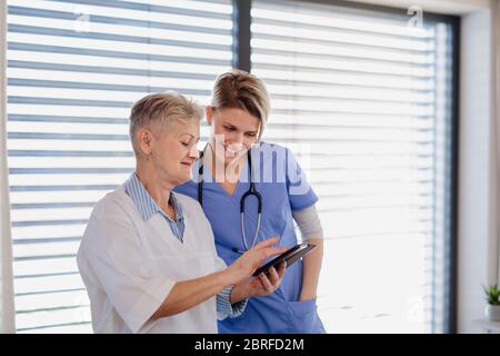 Mitarbeiter im Gesundheitswesen in Gebäuden mit dem Smartphone. Kopierbereich. Stockfoto