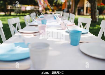 Tisch-Set für Sommer Garten Party, Geburtstagsfeier Konzept. Stockfoto
