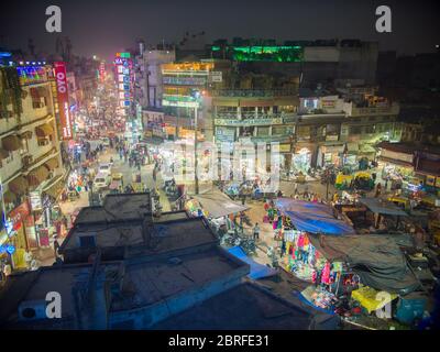Blick auf überfüllte Straßen mit Geschäften, Hotels, Transport und Menschen im Main Bazaar oder Paharganj. Stockfoto
