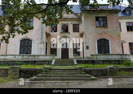 Alter Jagdpalast des Grafen Schuwalow in Talne Dorf, Blick auf Eingang Treppe, Ukraine Stockfoto