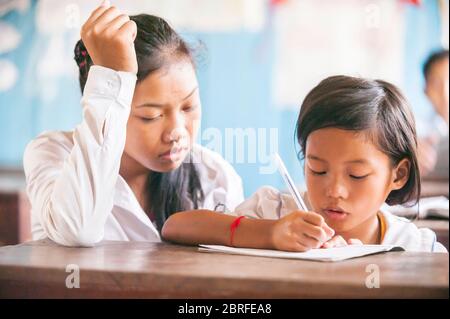 Zwei junge Mädchen in der Schule im schwimmenden Dorf Kompong Luong. Krakau, Kambodscha, Südostasien Stockfoto