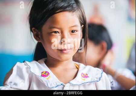 Ein junges Mädchen in der Schule im schwimmenden Dorf Kompong Luong. Krakau, Kambodscha, Südostasien Stockfoto