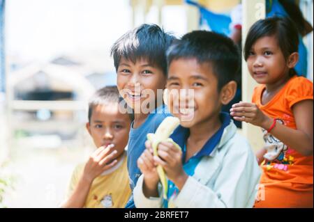 Eine Gruppe von Kindern im schwimmenden Dorf Kompong Luong. Krakau, Kambodscha, Südostasien Stockfoto