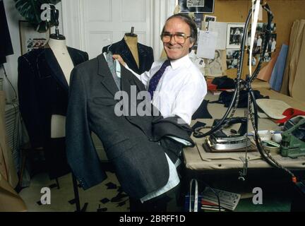 Königlicher Hofmeister an Königin Elizabeth II., Sir Hardy Amies. Pino - Herrenschneider mit £2000 Anzug für lord Snowdon bei der Arbeit im Amies Showroom Stockfoto