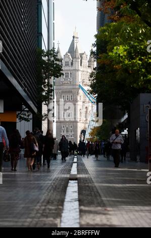 Die Tower Bridge entlang einer Fußgängerbrücke zwischen zwei modernen Gebäuden im Zentrum von London. Stockfoto