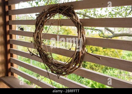 Weinrebe Kranz auf Holz Hintergrund. Handgefertigte Öko-Dekoration. Stockfoto