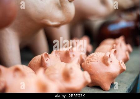 Mini-Tonschweine. Provinz Kampong Chhnang, Kambodscha, Südostasien Stockfoto