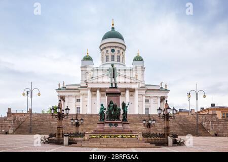 Denkmal für Kaiser Alexander II. Und die Kathedrale von Helsinki oder die Nikolaikirche auf dem Senatsplatz in Helsinki, Finnland Stockfoto