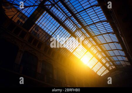 Glaskuppel mit Sonnenlicht, Blick von innen Stockfoto