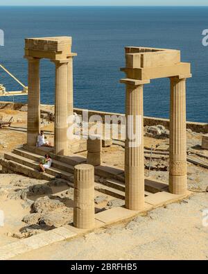 LINDOS, GRIECHENLAND - 04. OKTOBER 2018: Der zerstörte Tempel der Athena an der Akropolis von Lindos auf der griechischen Insel Rhodos. Stockfoto