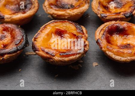 Nahaufnahme des portugiesischen 'pasteis de nata', Custard-Tart auf dunklem Hintergrund Stockfoto