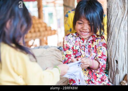 Zwei junge Mädchen spielen zusammen. Provinz Kampong Chhnang, Kambodscha, Südostasien Stockfoto