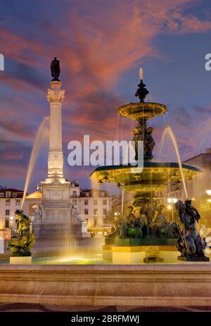 Portugal, Lissabon, Rossio Platz, Brunnen und Statue von Dom Pedro IV Stockfoto