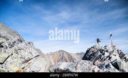 Reifer Mann mit Rucksack Wandern in den Bergen im Herbst. Stockfoto