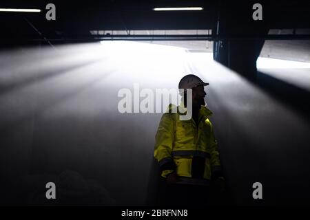 Mann Ingenieur steht auf der Baustelle. Kopierbereich. Stockfoto