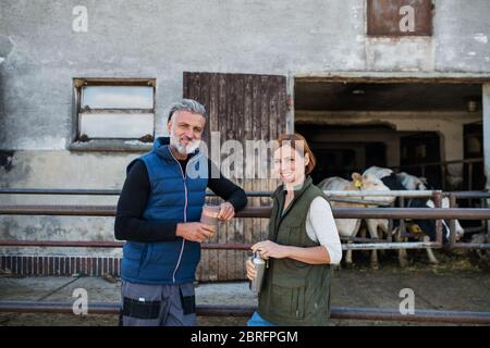 Mann und Frau Arbeiter auf Tagebuchfarm, Landwirtschaft. Stockfoto