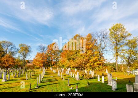 Blick auf den Old Yard Centre Cemetery hinter der berühmten Stowe Community Church in Main Street, Stowe, Vermont, New England, USA Stockfoto