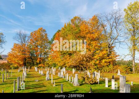 Blick auf den Old Yard Centre Cemetery hinter der berühmten Stowe Community Church in Main Street, Stowe, Vermont, New England, USA Stockfoto