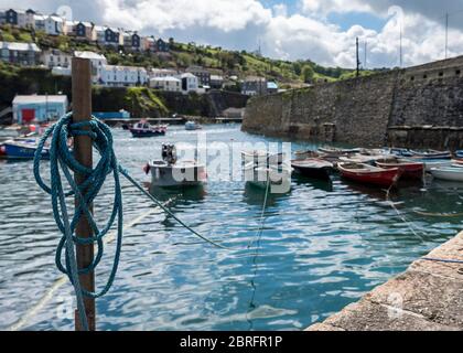 Kleine Fischerboote, in einem Hafen von Cornish festgemacht Stockfoto