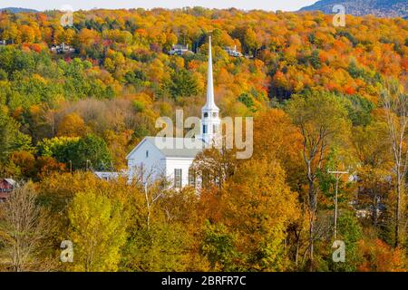 Blick auf die berühmte nicht konfessionelle Stowe Community Church in Main Street, Stowe, Vermont, New England, USA in Herbstfarben Stockfoto