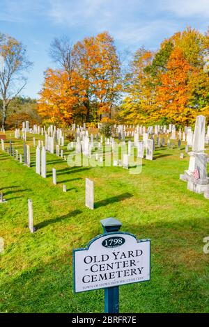 Blick auf den Old Yard Centre Cemetery hinter der berühmten Stowe Community Church in Main Street, Stowe, Vermont, New England, USA Stockfoto