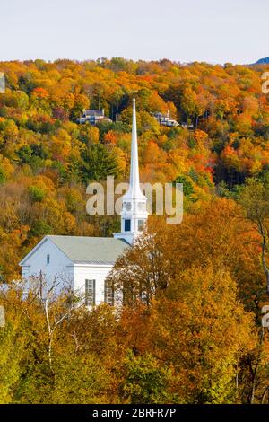 Blick auf die berühmte nicht konfessionelle Stowe Community Church in Main Street, Stowe, Vermont, New England, USA in Herbstfarben Stockfoto