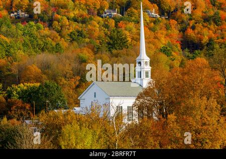 Blick auf die berühmte nicht konfessionelle Stowe Community Church in Main Street, Stowe, Vermont, New England, USA in Herbstfarben Stockfoto