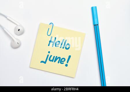 Hand-Schriftzug Hello june auf einem Notizblock. Nahaufnahme. Stockfoto