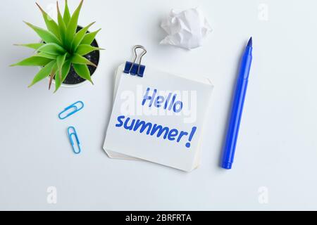 Handschriftzug Hello Summer auf einem Notizbuch. Nahaufnahme. Stockfoto