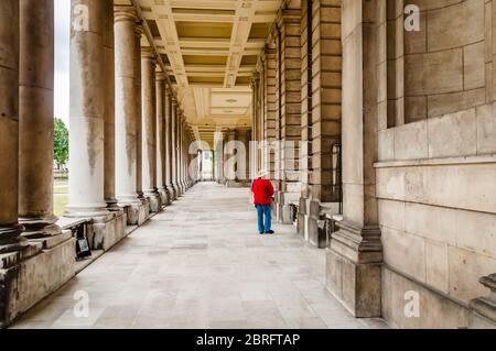 Eine der Kolonnaden an der Greenwich University, früher das Royal Naval College Stockfoto