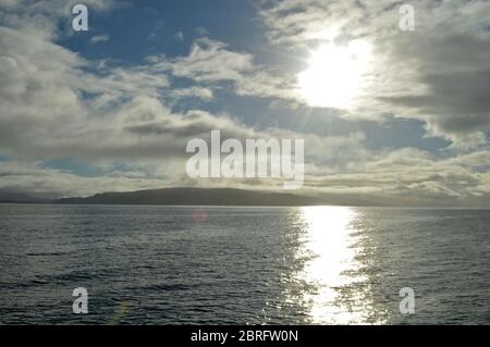 Blick auf die Morvern Halbinsel auf der Calmac Fähre über Kilchoan nach Tobermory, Sound of Mull, Schottland Stockfoto